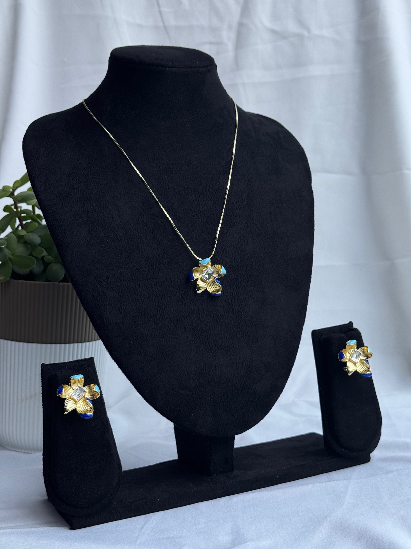 GOLD TONE FLORAL PENDENT SET (product code-067)