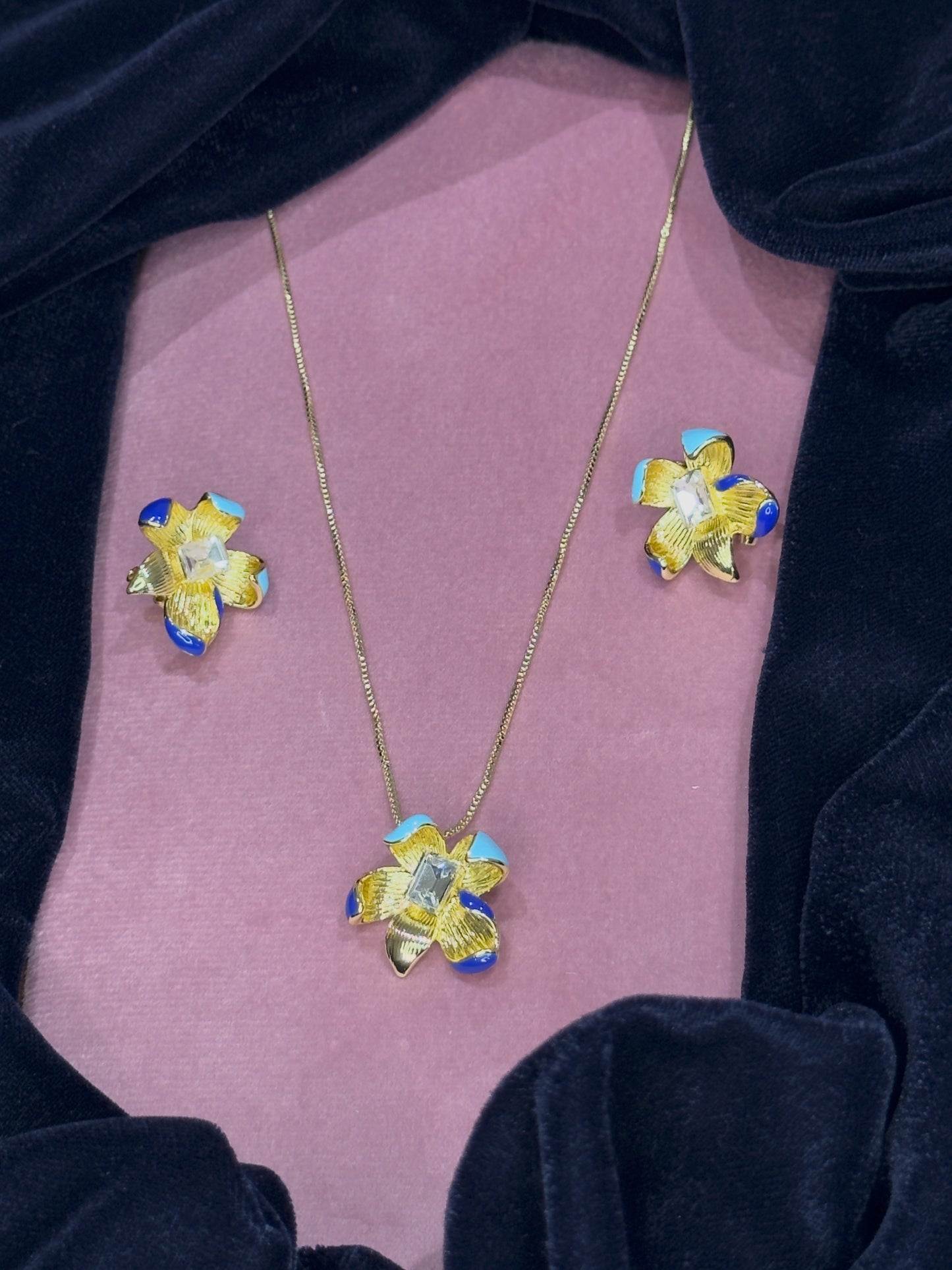 GOLD TONE FLORAL PENDENT SET (product code-067)