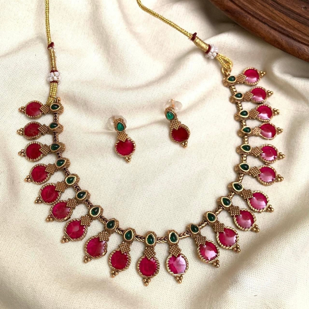 RED AND GREEN ENAMEL GOLD TONED CHOKER/NECKLACE SET(product code-037)
